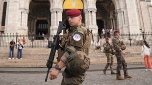 Polizei und Militär haben ihre Präsenz in Paris massiv verstärkt.