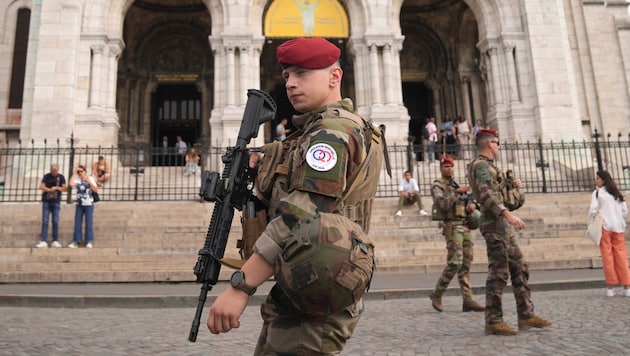 Polizei und Militär haben ihre Präsenz in Paris massiv verstärkt. (Bild: AP)