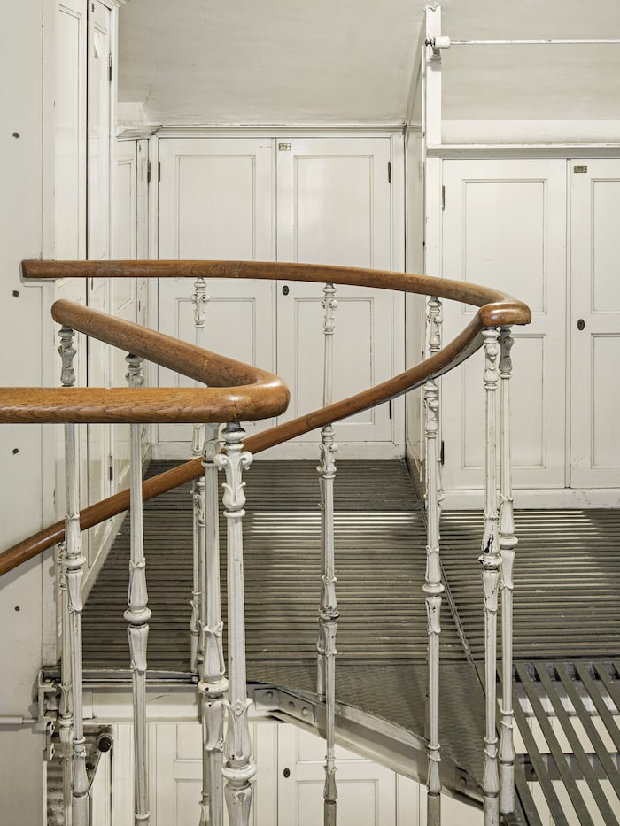 Around 1890, the self-supporting two-storey iron and steel construction with surrounding ...