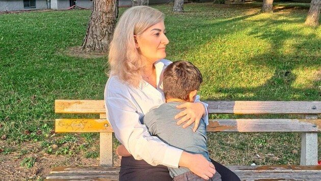 Maria W. and her son Sebastian in front of their apartment in the 23rd district. The boy would like to stay longer in kindergarten, but is not allowed to. (Bild: zVg)