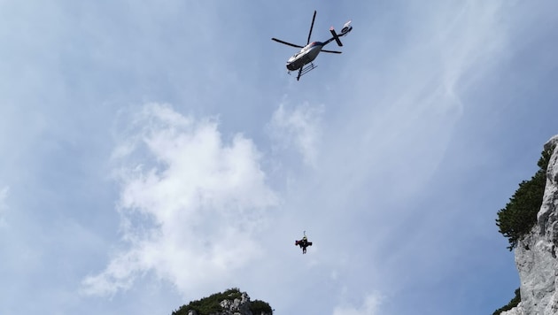 Bergung des Leichnams durch die Flugpolizei mit der Bergrettung Scheffau/Söllandl (Bild: ZOOM Tirol)