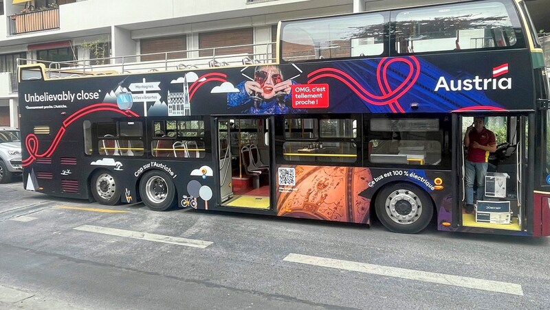 Der elektrische Doppeldecker wirbt für Urlaub in Österreich. (Bild: GEPA)