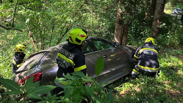 Das Auto stürzte in Stanz einen Hang hinab (Bild: FF Stanz)