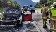 Das Fahrzeug brannte aus, die Insassen blieben unverletzt. (Bild: Freiwillige Feuerwehr Pfarrwerfen)