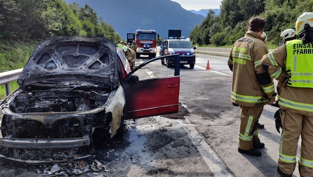 The vehicle burnt out, the occupants were uninjured. (Bild: Freiwillige Feuerwehr Pfarrwerfen)