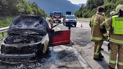 Das Fahrzeug brannte aus, die Insassen blieben unverletzt. (Bild: Freiwillige Feuerwehr Pfarrwerfen)