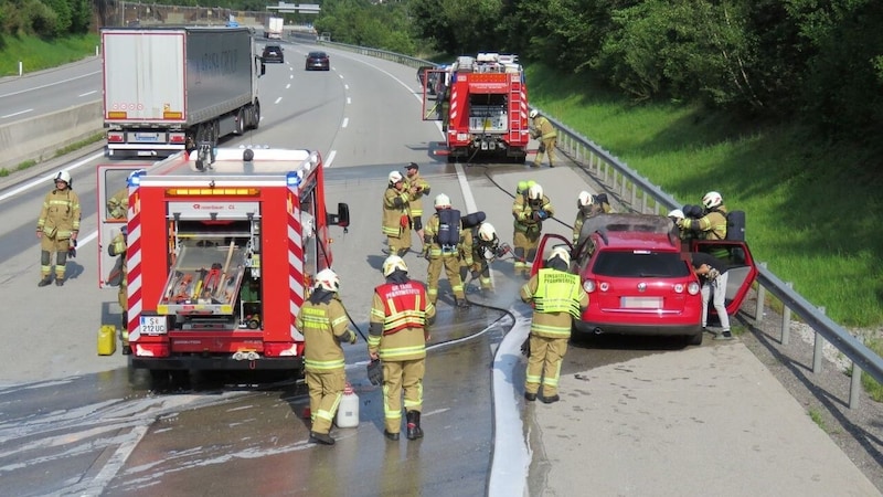 In action on the A10: a vehicle fire in July. (Bild: Freiwillige Feuerwehr Pfarrwerfen)