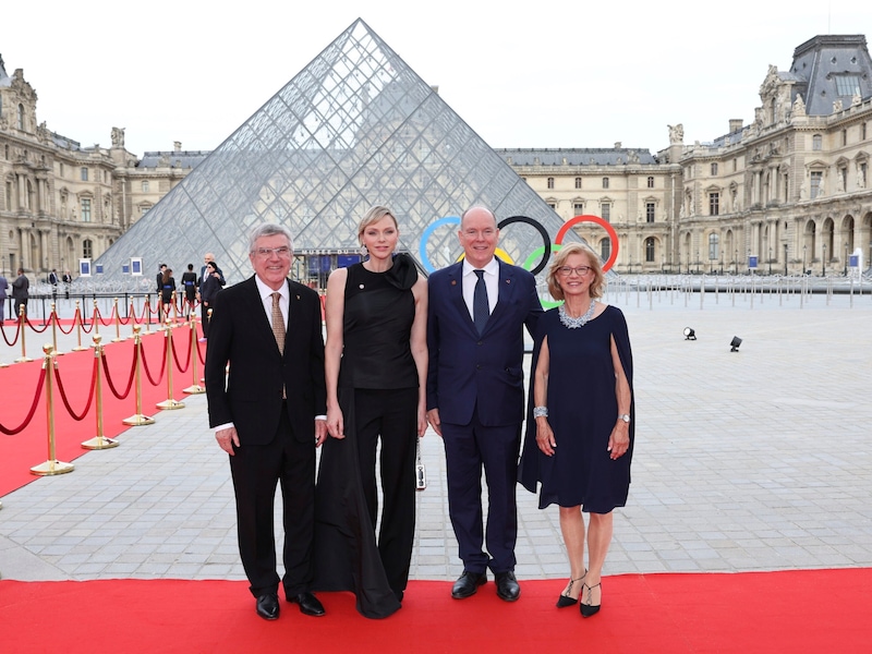 IOC-Präsident Thomas Bach, links, Fürstin von Monaco Charlene, Fürst von Monaco Albert II. und Claudia Bac (Bild: AP ( via APA) Austria Presse Agentur/Arturo Holmes/Pool Photo via AP)