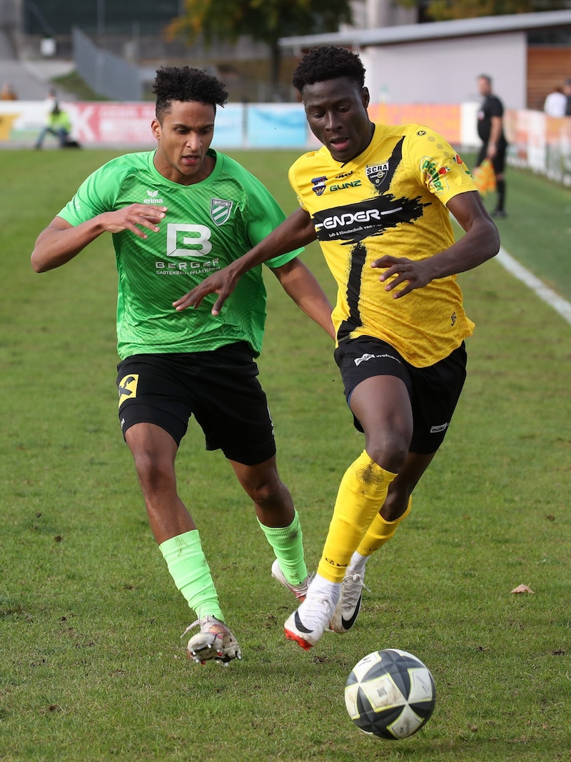 Wals-Grünaus Moussa David Dembele (l.) im Duell mit Altachs Momo Ouedraogo (Bild: Kronen Zeitung/Andreas Tröster)