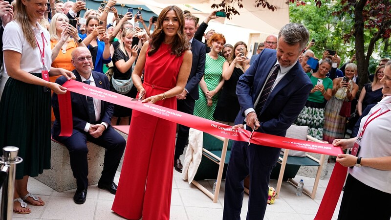 Schipp-Schnapp! The red ribbon is about to be cut. (Bild: APA/Mads Claus Rasmussen / Ritzau Scanpix / AFP)