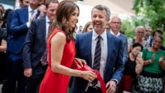 Königin Mary und König Frederik von Dänemark sichtlich vergnügt bei der Eröffnung des dänischen Pavillons im Maison du Danemark auf der Champs-Elysées in Paris. (Bild: APA/Mads Claus Rasmussen / Ritzau Scanpix / AFP)