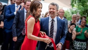 Königin Mary und König Frederik von Dänemark sichtlich vergnügt bei der Eröffnung des dänischen Pavillons im Maison du Danemark auf der Champs-Elysées in Paris. (Bild: APA/Mads Claus Rasmussen / Ritzau Scanpix / AFP)