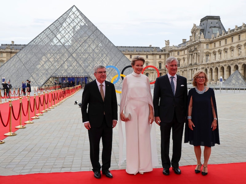 König Philippe und Königin Mathilde mit dem ICO-Präsidenten (Bild: AP ( via APA) Austria Presse Agentur/Ludovic Marin, Pool via AP)