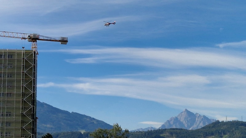 The Libelle police helicopter is circling over the city. (Bild: Rauth Hubert/Krone KREATIV)