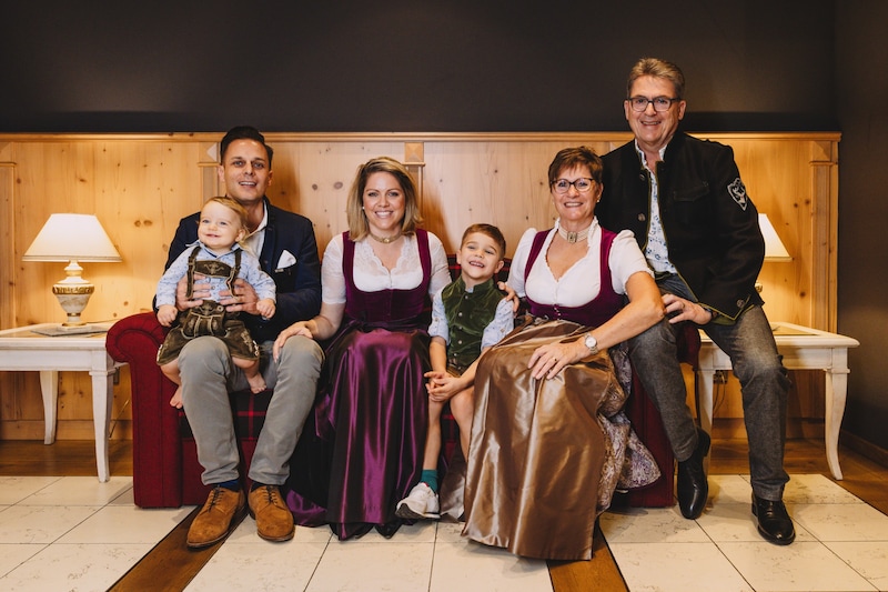 Christina Reinhardt und ihr Mann Philip gemeinsam mit Christina‘s Eltern, Inge und Gerald Gschwandtner, sind Gastgeber mit Herz und Leidenschaft im Hotel Tauernhof. (Bild: Stefanie Oberhauser)