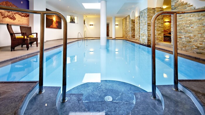 Ein großer Wellnessbereich und ausgezeichnete regionale Kulinarik machen den Urlaub im Hotel Tauernhof Kaprun perfekt. 