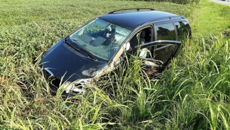 A car was thrown into a field. (Bild: FF Wettmannstätten/FF Preding)