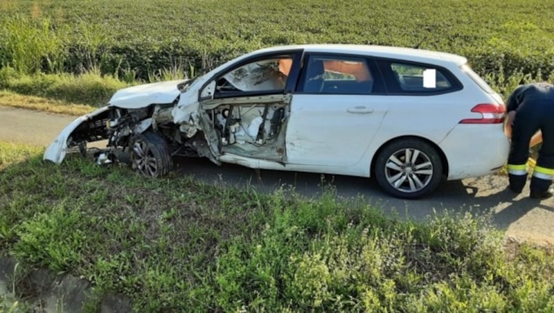 Ein Bild der Zerstörung: Der Aufprall war heftig.. (Bild: FF Wettmannstätten/FF Preding)