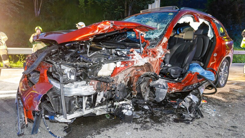 Der Lenker des BMW musste mit schweren Verletzung aus dem Wrack geborgen werden. (Bild: Bernd Hofmeister)