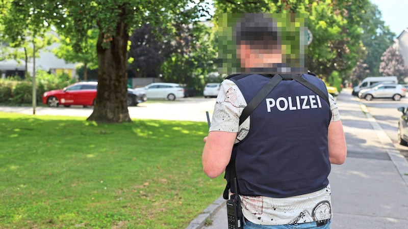 Investigators in the vicinity of the bank. (Bild: Johanna Birbaumer, Krone KREATIV)