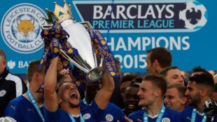 Danny Drinkwater streckt die Trophäe in die Höhe: Die sensationelle Meisterschaft von Leicester ...
