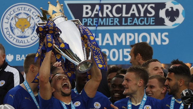 Danny Drinkwater holds up the trophy: Leicester City's sensational championship in 2016. (Bild: AFP/ADRIAN DENNIS / AFP)