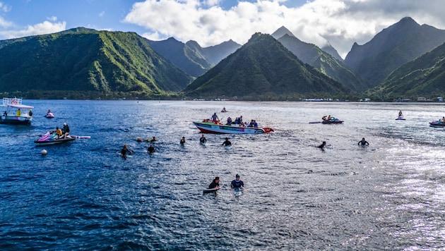 Dreamlike backdrop: The surfers compete for medals here. (Bild: AFP)