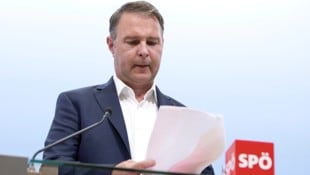 SPÖ-Chef Andreas Babler will kein weiteres Sparpaket „auf Kosten der Bevölkerung“. (Bild: APA/ALEX HALADA)