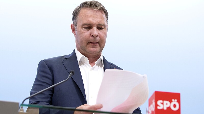 SPÖ-Chef Andreas Babler will kein weiteres Sparpaket „auf Kosten der Bevölkerung“. (Bild: APA/ALEX HALADA)