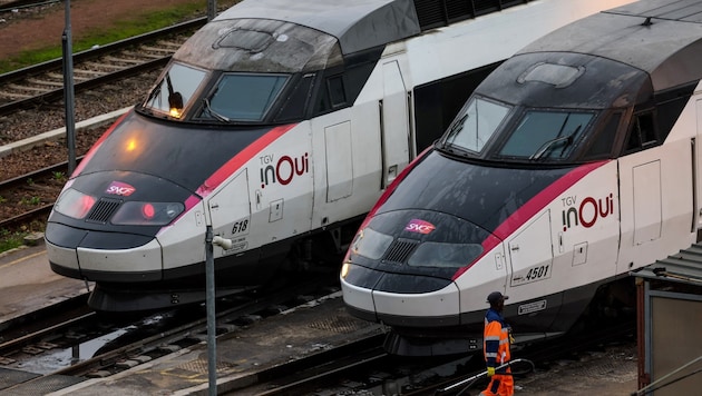 The French railroads speak of an "act of vandalism". (Bild: APA/AFP/Ian LANGSDON)