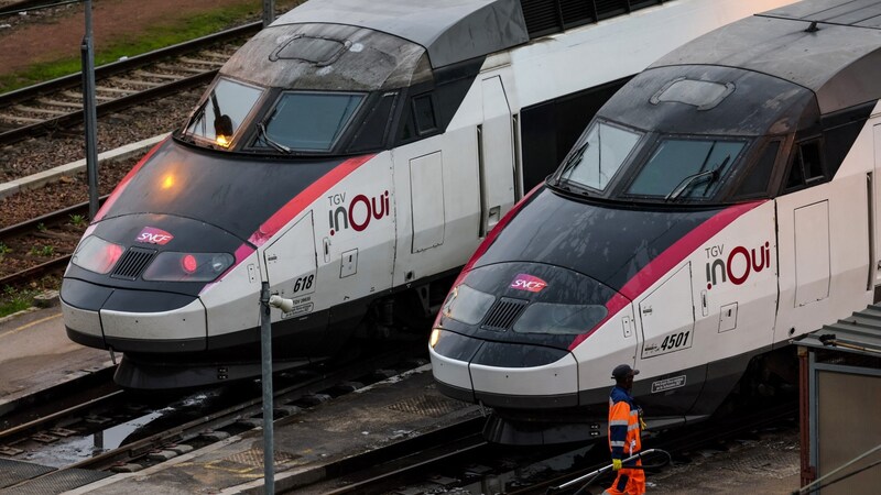 The French railroads are calling it an "act of vandalism". (Bild: APA/AFP/Ian LANGSDON)