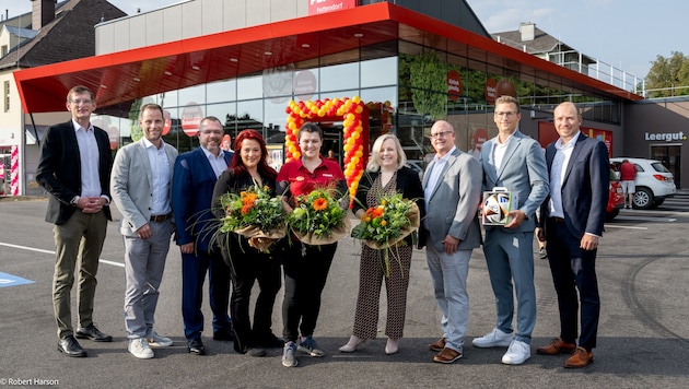 Nikolaus Schäfer Leitung Bautechnik, Kai Pataky Geschäftsführer Penny Österreich, Ing. Thomas Sabbata-Valteiner Bürgermeister, Daniela Rosenbauer Rayonsleiterin, Mini Yorganci Filialleiterin, Anita Leitner Verkaufsleiterin, Niko Karras Vertriebsdirektor, Florian Mesaric Rayonsleiter, Thomas Ruhmer Verkaufsleiter Fleisch.  (Bild: RobertHarson)