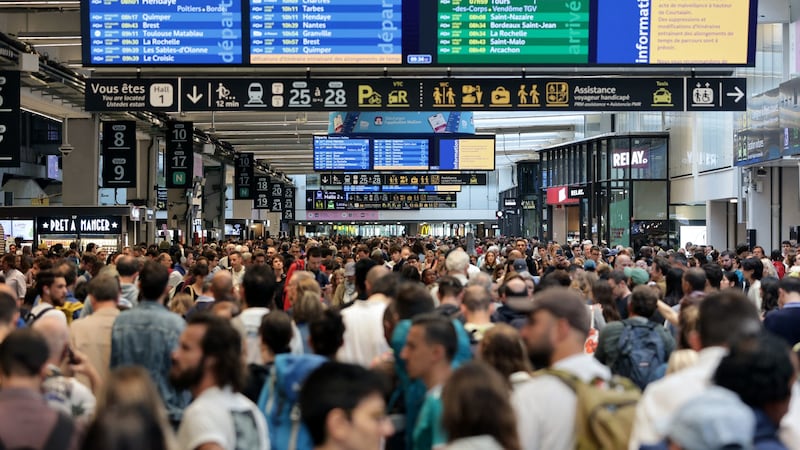 Chaos at a train station in France (Bild: APA/AFP/Thibaud MORITZ)