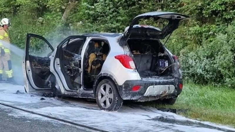 The vehicle of a woman from Pongau burned out. (Bild: Freiwillige Feuerwehr Altenmarkt)