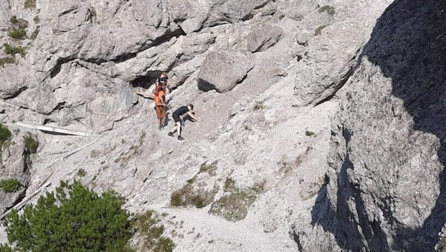 The hiker was secured to the path by the mountain rescuers. (Bild: Bergrettung Saalfelden)