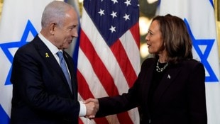 Freundliche Gesten, aber durchaus härtere Töne von Vizepräsidentin Kamala Harris in Richtung Premier Benjamin Netanyahu (Bild: APA/AP)