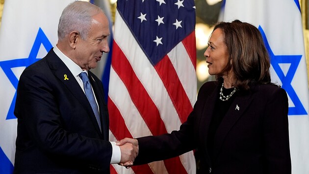 Friendly gestures, but certainly tougher tones from Vice President Kamala Harris towards Prime Minister Benjamin Netanyahu (Bild: APA/AP)