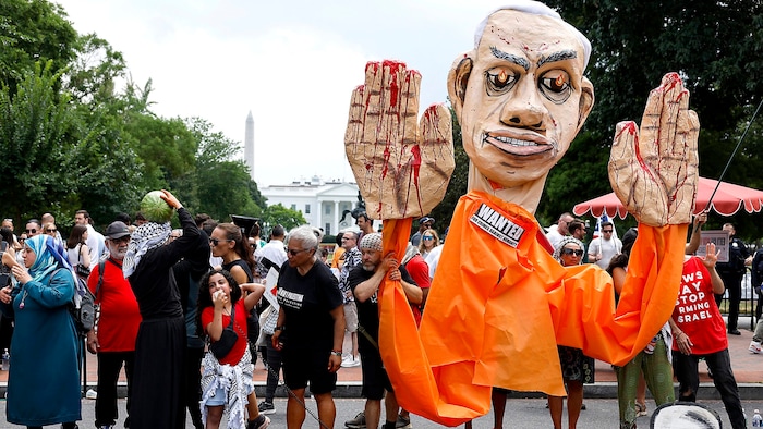 Netanyahu-Puppe mit blutigen Händen und Gefängniskleidung: Auf den Straßen von Washington D.C. ...