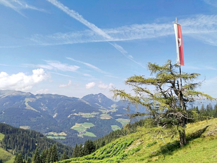Sanfte Berge dominieren die Landschaft.