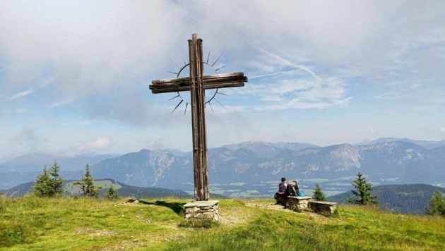 Am Wiesenberg Rosskopf mit dem großen Kreuz blickt man Richtung Norden zu den Brandenberger Alpen. (Bild: Peter Freiberger)