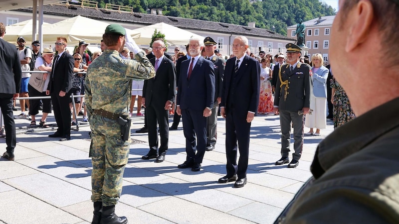 Das Heer erwies Landeshauptmann, Bundespräsident und dem tschechischen Präsidenten Petr Pavel (Mi.) die Ehre. (Bild: Wolfgang Riedlsperger)