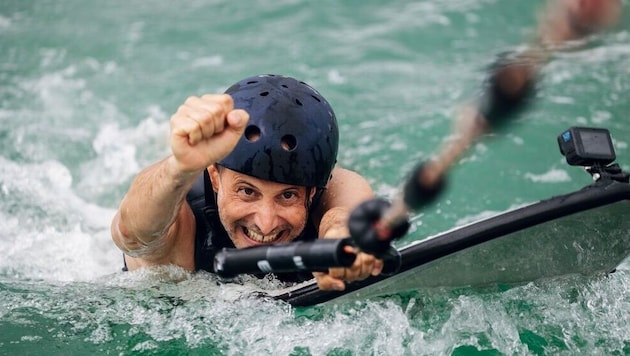 Schauspieler Michael Ostrowski übt sich beim Wakeboarden. (Bild: ServusTV / Johannes Jank)