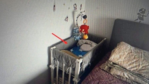 Das Gitterbett des verstorbenen Babys in der Wohnung seiner Eltern. (Bild: zVg)