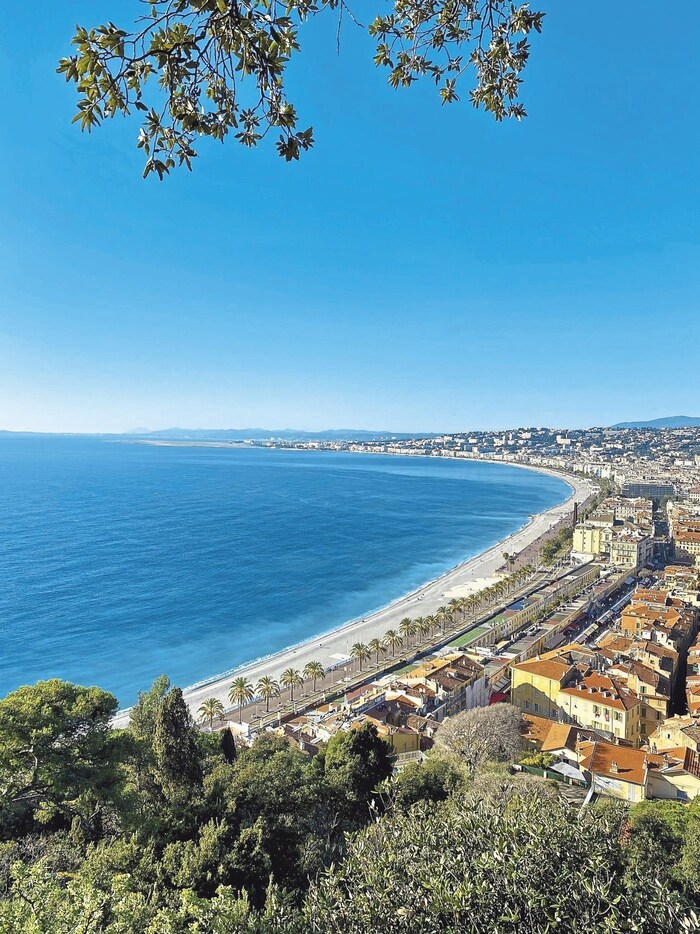 ... und geht dafür entlang der Promenade des Anglais in Nizza spazieren, einer sieben Kilometer ...