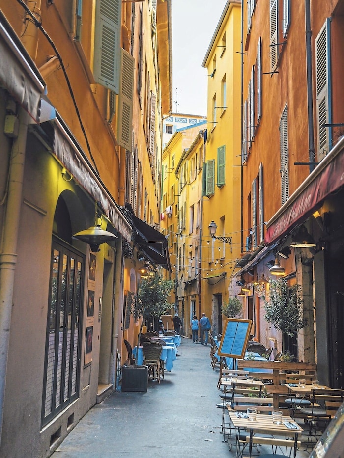 ... so wie hier in der Altstadt, wo die Häuserfassaden der malerischen Gassen vom Sonnenlicht ...