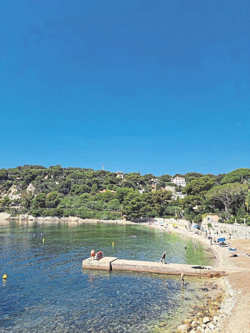 Wer bei der Strandszene Lust auf die kleine Bucht im Film bekommt – der Drehort für die Aufnahmen findet sich im Ort Saint-Jean-Cap-Ferrat. (Bild: Jasmin Gaderer)