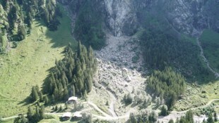 Bild aus der Luft: Die Stockeralm wurde durch den Felssturz knapp verfehlt. (Bild: Gerald Valentin)