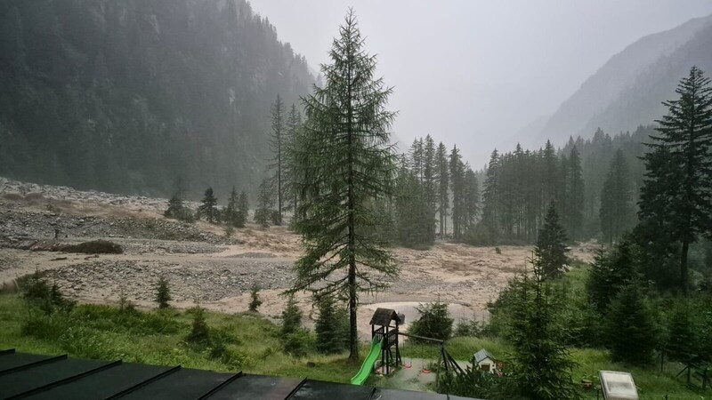 Mure im Kötschachtal: Der Alpenhaus Prossau war nicht in Gefahr.  (Bild: Alpengasthaus Prossau)