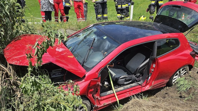 The woman (26) crashed the car, which ended up in the ditch. (Bild: Stadtfeuerwehr Murau)