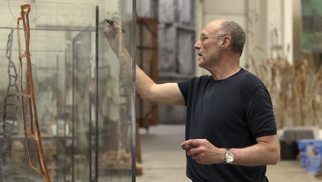 Anselm Kiefer bei der Arbeit an einer seiner Installationen. (Bild: © Anselm Kiefer. Fotos Georges Poncet)